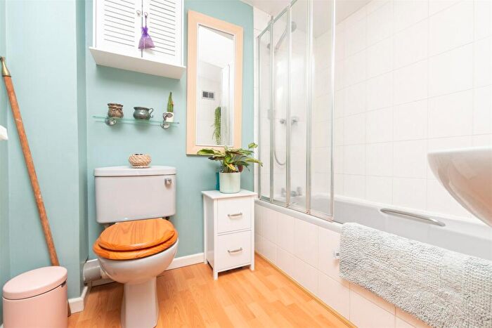 3 Bedroom Terraced House For Sale In Westhill Close, Gravesend, Kent, DA12