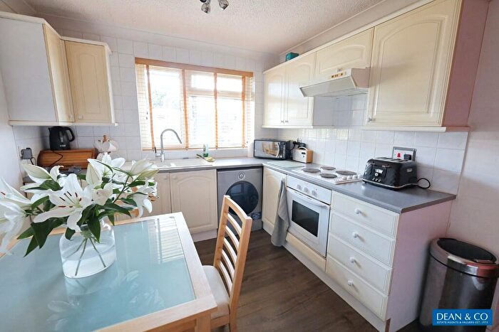 2 Bedroom Flat For Sale In Windsor Close, BN3