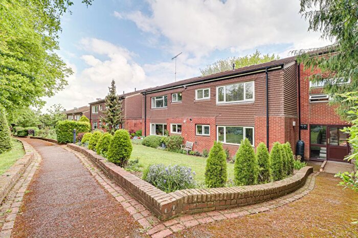 2 Bedroom Flat For Sale In Hickling Way, Harpenden, AL5