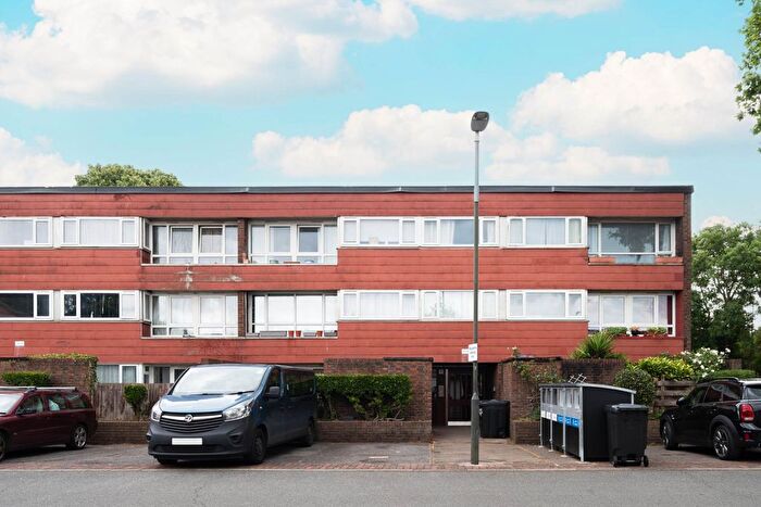 1 Bedroom Flat For Sale In Farnham Gardens, London, SW20
