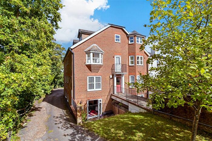 1 Bedroom Flat For Sale In Upper Bridge Road, Redhill, Surrey, RH1