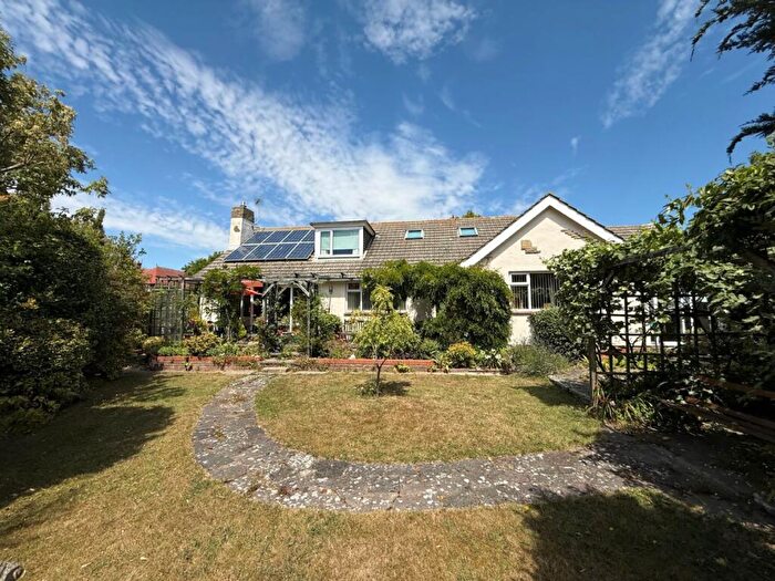 4 Bedroom Bungalow For Sale In Hadleigh Road, Frinton-on-sea, CO13