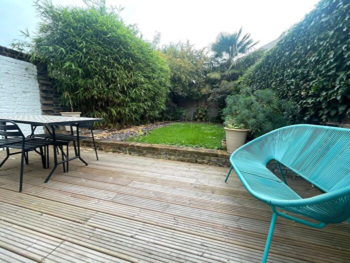 2 Bedroom Flat To Rent In Bathurst Gardens, Kensal Green, London, NW10