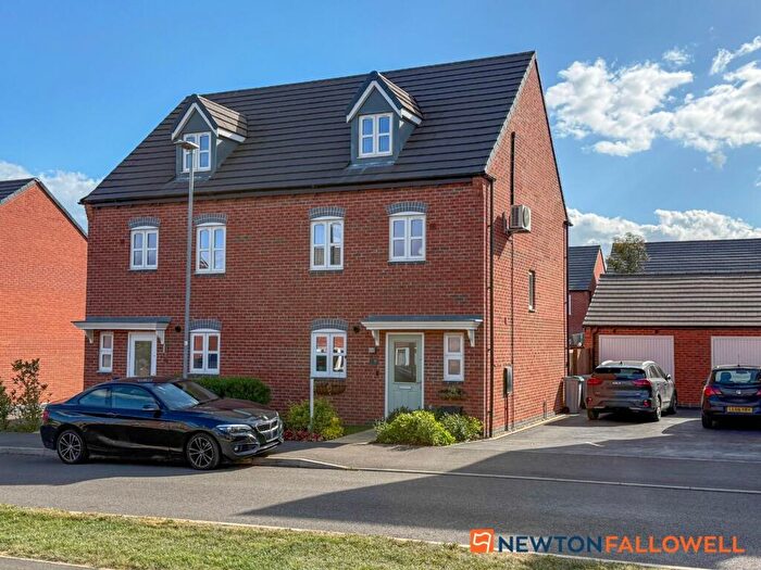 4 Bedroom Semi Detached House For Sale In Raddle Way, Middlebeck, NG24