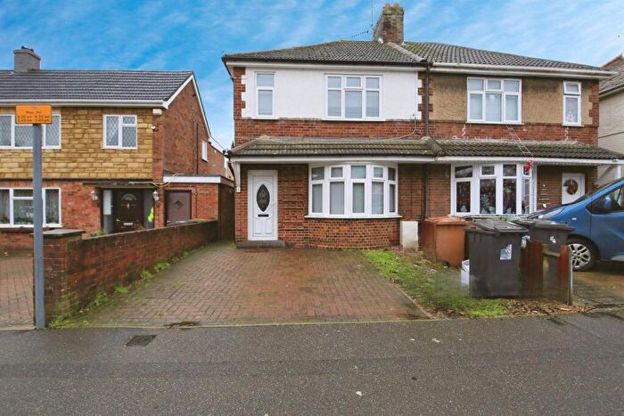 3 Bedroom Semi Detached House For Sale In Brewster Avenue, Peterborough, PE2