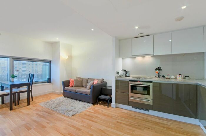 Studio To Rent In Landmark West Tower, Marsh Wall, London, E14