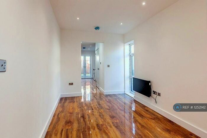 2 Bedroom End Of Terrace House To Rent In The Shop, Bristol, BS4
