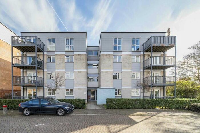 2 Bedroom Flat To Rent In Limerick Close, Balham, SW12