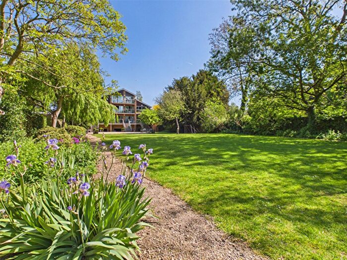 1 Bedroom Flat To Rent In Hampton Court Road, East Molesey, KT8