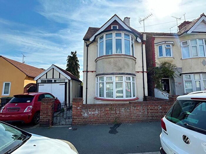 2 Bedroom Flat For Sale In A Southview Drive, Westcliff-on-Sea, Essex, SS0
