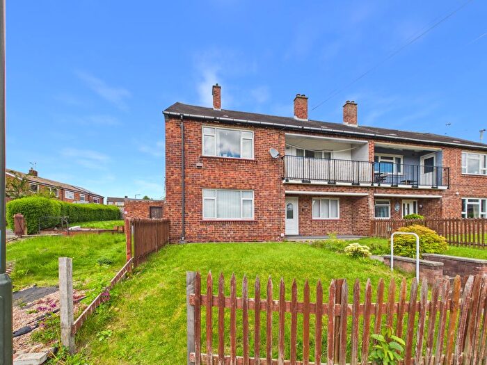 2 Bedroom Maisonette For Sale In Snape Hill Crescent, Dronfield, Derbyshire, S18