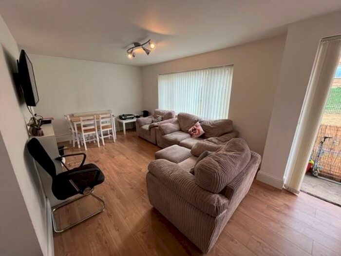 2 Bedroom Flat To Rent In Sunderland Close, Rochester, ME1