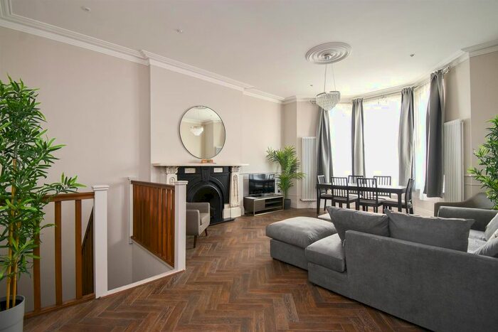 3 Bedroom Maisonette To Rent In White Rock Gardens, Hastings, TN34