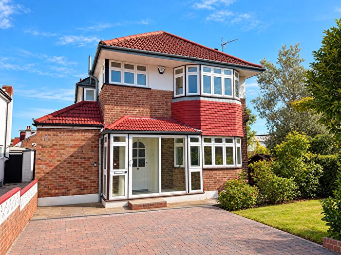 3 Bedroom Detached House For Sale In Farmleigh, London, N14