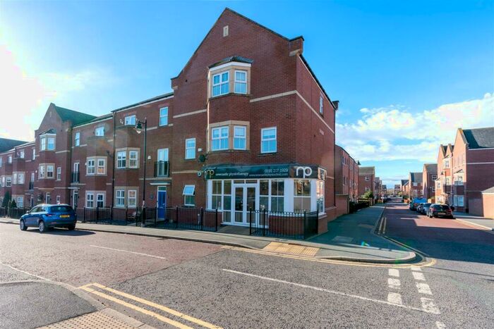 4 Bedroom Maisonette To Rent In Featherstone Grove, Newcastle Upon Tyne, NE3