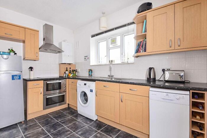 2 Bedroom Flat To Rent In Lochinvar Street, Balham, SW12