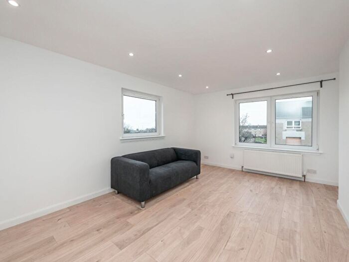 2 Bedroom Flat To Rent In Bailie Terrace, Edinburgh, Midlothian, EH15