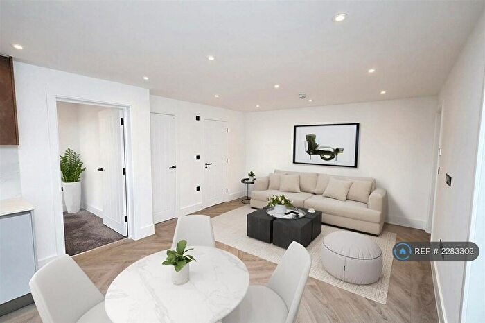 3 Bedroom Flat To Rent In Ennerdale Court, Surbiton, KT5