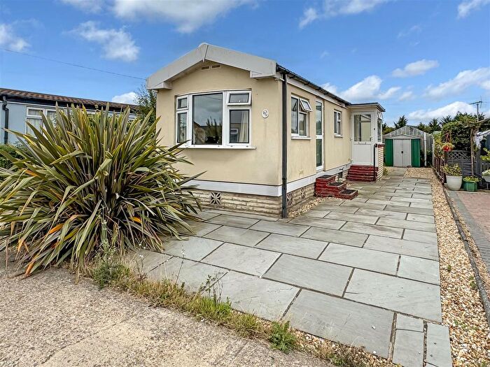 2 Bedroom Park Home For Sale In Thornlea Court, Littlehampton, BN17