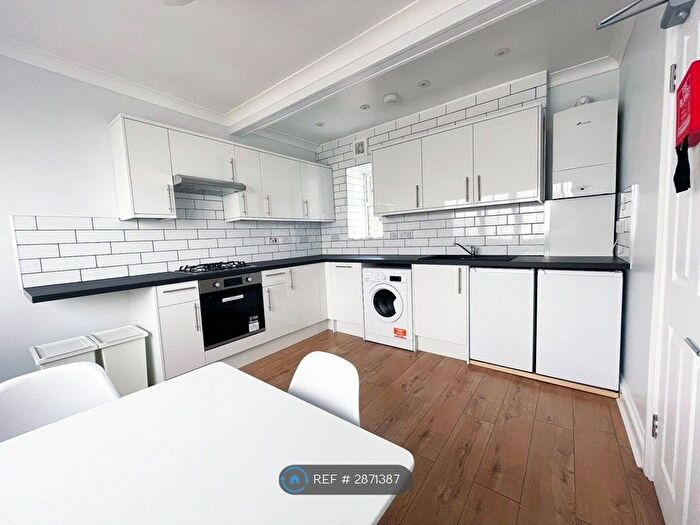 3 Bedroom Flat To Rent In Camden Mews, London, NW1