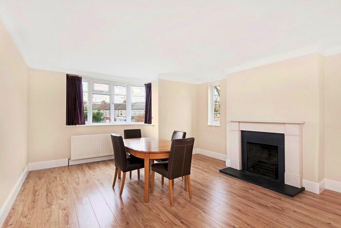 2 Bedroom Flat To Rent In Durham Close, London, SW20