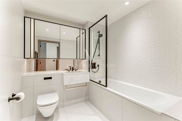 2 Bedroom Apartment To Rent In The Aspen, Marsh Wall, London, E14