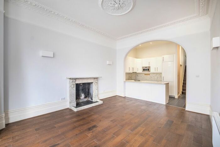 2 Bedroom Flat To Rent In The Chase, London, SW4