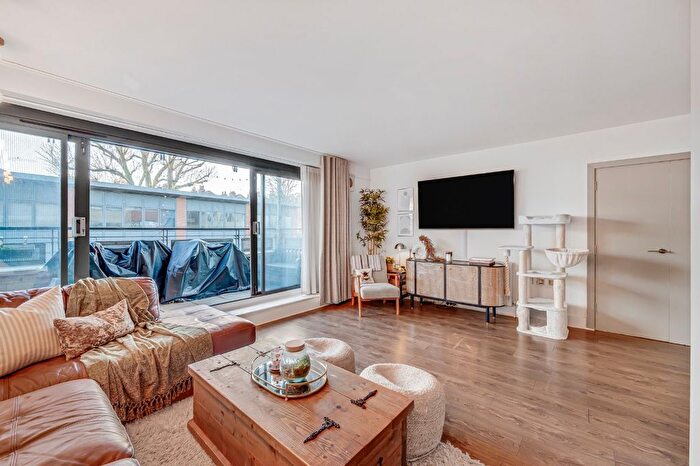 2 Bedroom Flat For Sale In Manor Gardens, London, N7