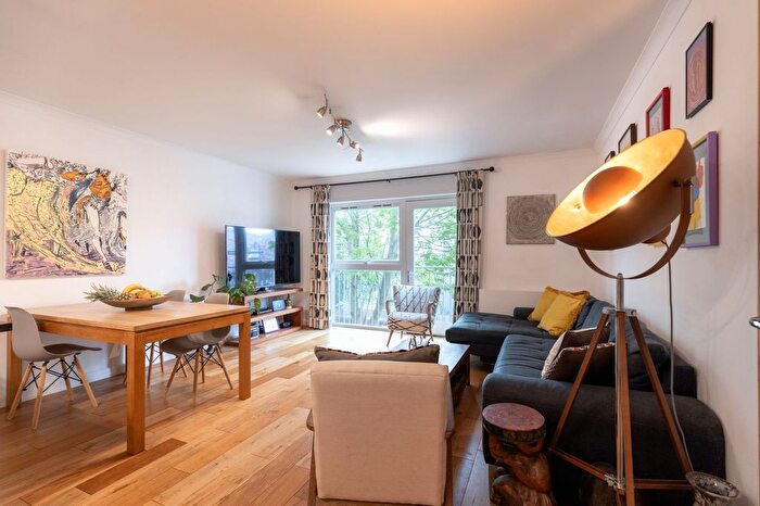 2 Bedroom Flat For Sale In Jubilee Close, Harlesden, NW10