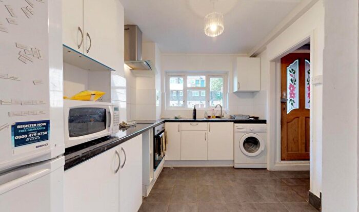 3 Bedroom Flat To Rent In Wenlock Court, New North Road, N1