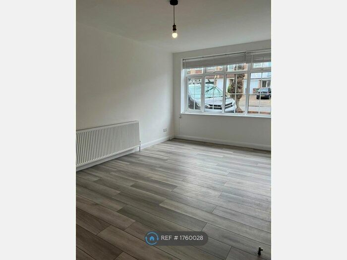 2 Bedroom Maisonette To Rent In Soverton House, Sutton, SM2