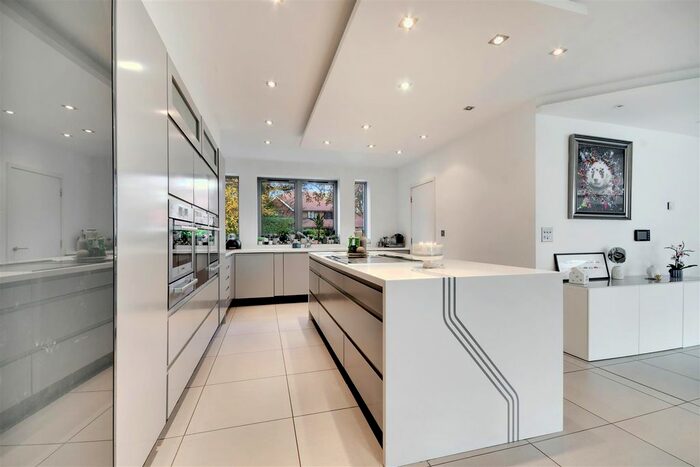 4 Bedroom Detached House For Sale In Ridgeway, Hutton Mount, Brentwood, CM13