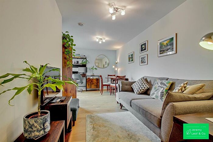 1 Bedroom Flat For Sale In Lankaster Gardens, London, N2