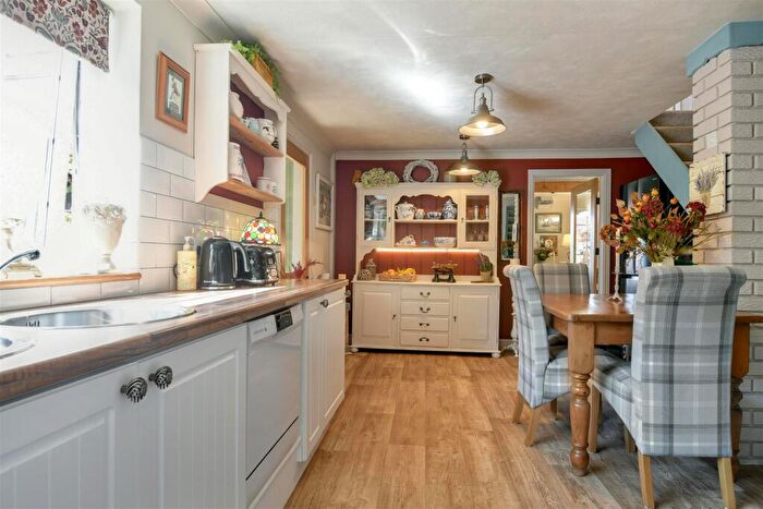 2 Bedroom Cottage For Sale In St. Barnabas Road, Barnetby, DN38