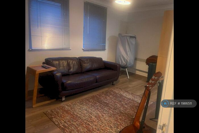 1 Bedroom Flat To Rent In Martyr Road, Guildford, GU1