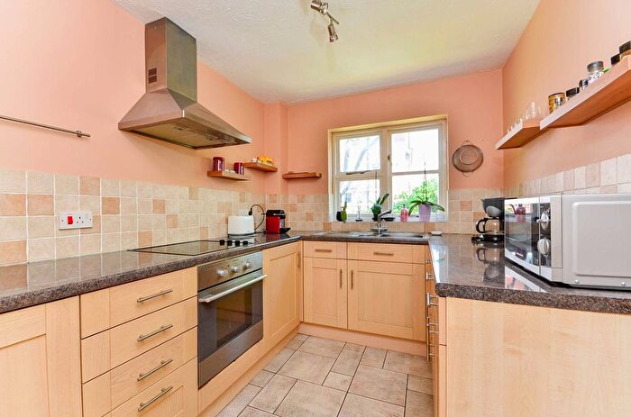 1 Bedroom Flat To Rent In Bushwood Drive, Bermondsey, London, SE1