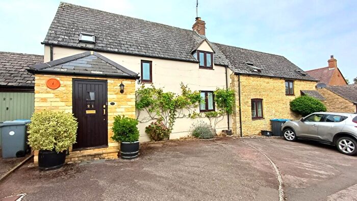 3 Bedroom Semi-Detached House For Sale In Litchfield Close, Enstone, OX7