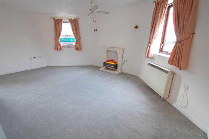 2 Bedroom Apartment For Sale In Queens Park Ave, Billericay, CM12