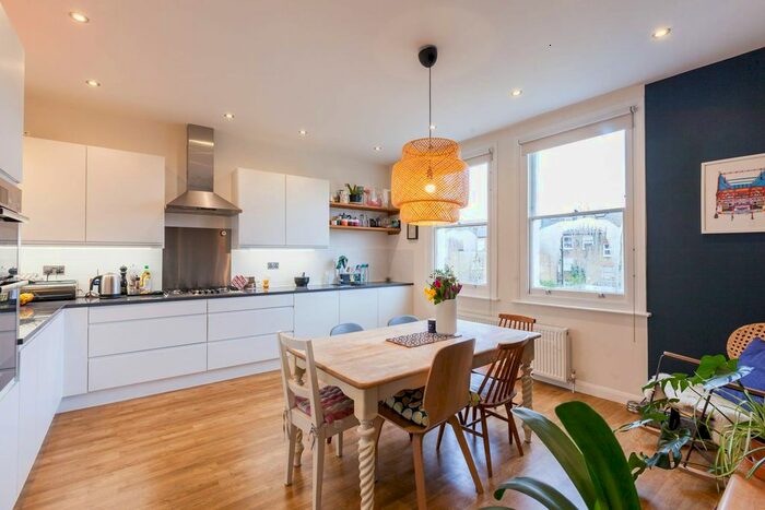 3 Bedroom Flat To Rent In Hayter Road, Brixton Hill, Brixton, SW2