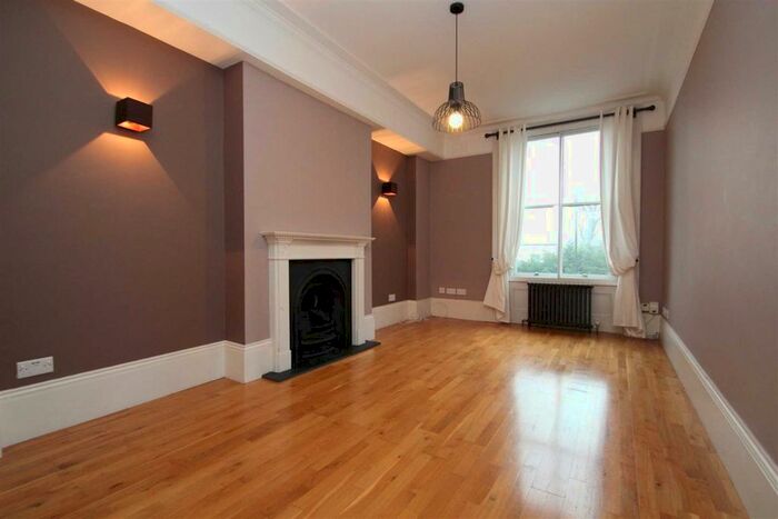 2 Bedroom Flat To Rent In Hampstead Lane, Highgate, N6