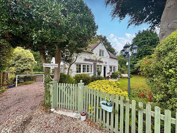 3 Bedroom Detached House For Sale In Raby Close, Heswall, CH60