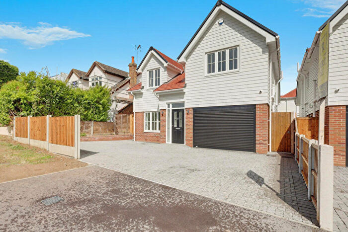 4 Bedroom Detached House For Sale In Hawkwell Park Drive, Hockley, SS5