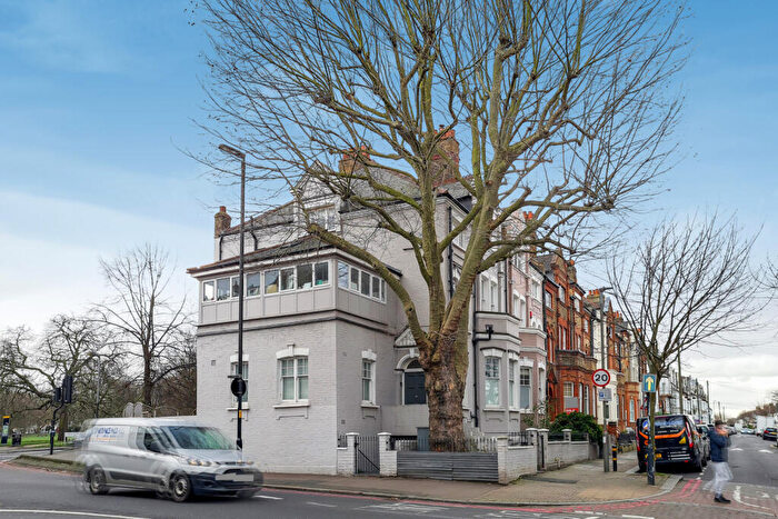 1 Bedroom Flat For Sale In Leathwaite Road, Between The Commons, SW11