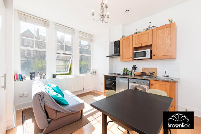 Apartment To Rent In Dalmeny Road, London, N7
