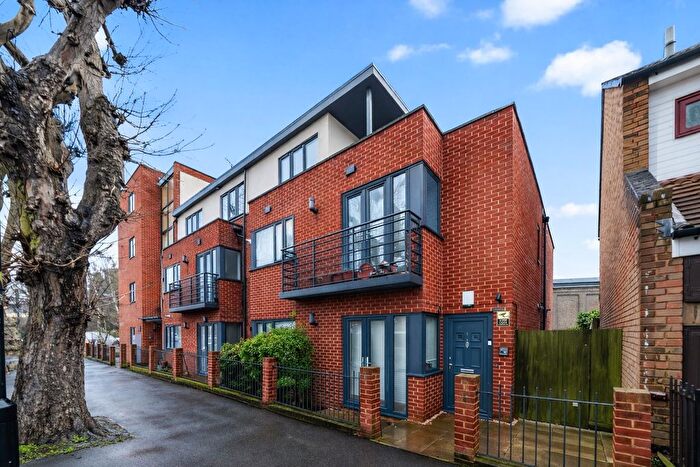 1 Bedroom Maisonette For Sale In Palace Road, London, SW2