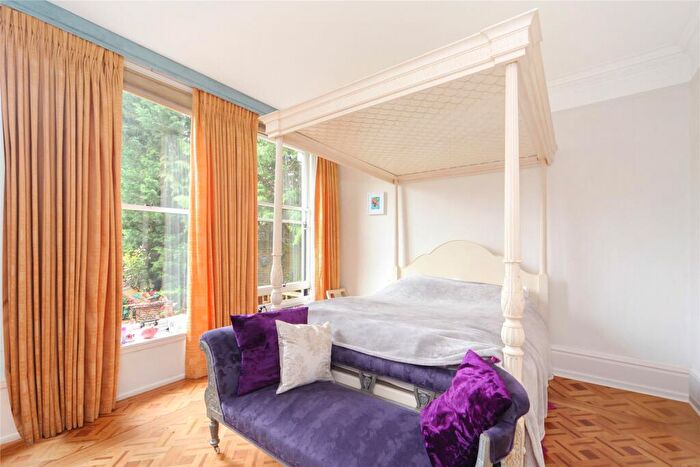 3 Bedroom Flat To Rent In Cobbetts Hill, Weybridge, KT13