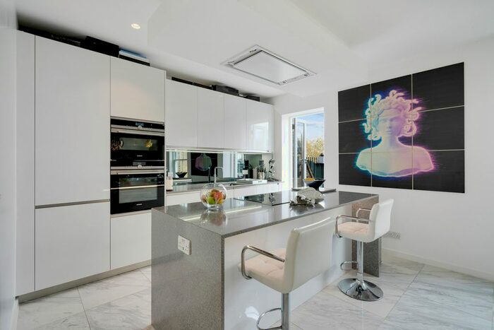 3 Bedroom Flat To Rent In Queens Gate, South Kensington, SW7