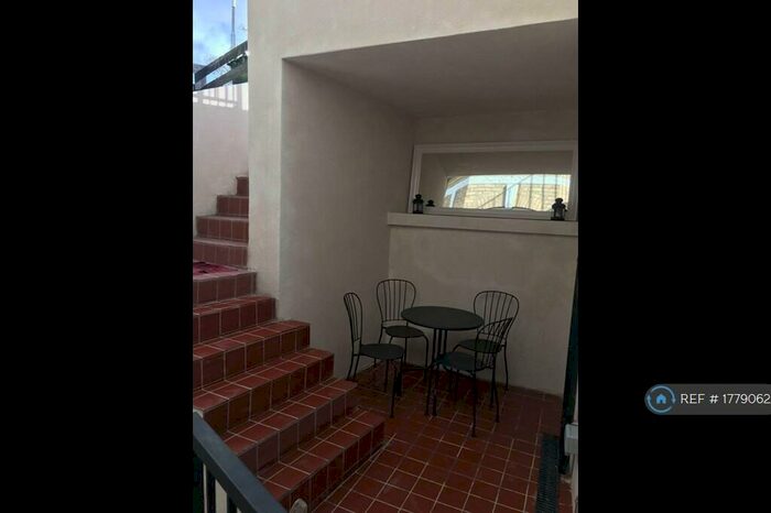 2 Bedroom Flat To Rent In Farquhar Rd, Crystal Place, London, SE19