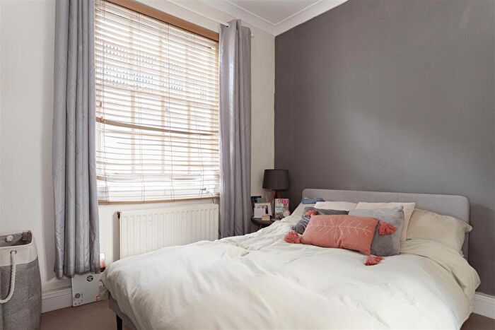 1 Bedroom Apartment To Rent In Clarendon Road, Redhill, RH1