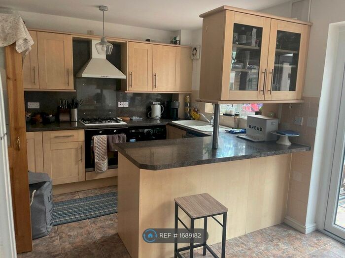 4 Bedroom Semi-Detached House To Rent In Fosters Lane, Milton Keynes, MK13